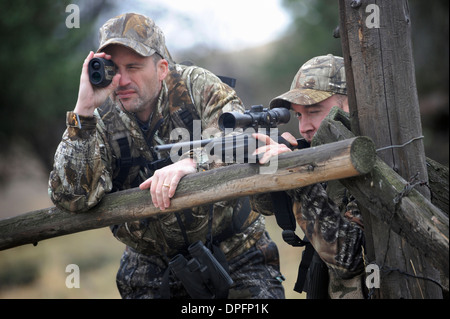 Deux chasseurs stalking deer, John Day, Oregon, USA Banque D'Images