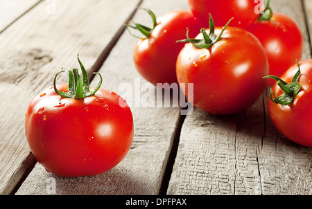 Tomates rouges mûres sur un fond de bois Banque D'Images