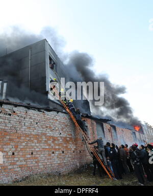 Zhejiang, Chine . 14Th Jan, 2014. Les sauveteurs tentent de sauver des personnes prises au piège dans un incendie d'usine dans l'est de la Chine Wenling, dans la province du Zhejiang, 14 janvier 2014. Un incendie a éclaté à 2:52 heures dans une usine de chaussures de Wenling City mardi, faisant au moins 16 morts, le gouvernement local a dit. Les pompiers sont toujours à la recherche de survivants. Une première enquête sur les causes de l'incendie est en cours. Source : Xinhua/Alamy Live News Banque D'Images