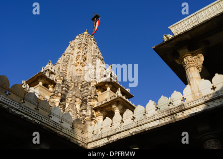 Ranakpur Temple du jaïnisme connu pour ses piliers sculptés et de conception, le Rajasthan en Inde. Banque D'Images