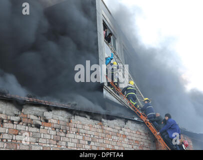 Zhejiang, Chine . 14Th Jan, 2014. Les sauveteurs tentent de sauver des personnes prises au piège dans un incendie d'usine dans l'est de la Chine Wenling, dans la province du Zhejiang, 14 janvier 2014. Un incendie a éclaté à 2:52 heures dans une usine de chaussures de Wenling City mardi, faisant au moins 16 morts, le gouvernement local a dit. Les pompiers sont toujours à la recherche de survivants. Une première enquête sur les causes de l'incendie est en cours. Source : Xinhua/Alamy Live News Banque D'Images