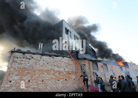 Zhejiang, Chine . 14Th Jan, 2014. Les sauveteurs tentent de sauver des personnes prises au piège dans un incendie d'usine dans l'est de la Chine Wenling, dans la province du Zhejiang, 14 janvier 2014. Un incendie a éclaté à 2:52 heures dans une usine de chaussures de Wenling City mardi, faisant au moins 16 morts, le gouvernement local a dit. Les pompiers sont toujours à la recherche de survivants. Une première enquête sur les causes de l'incendie est en cours. Source : Xinhua/Alamy Live News Banque D'Images