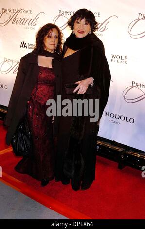 2 novembre 2006 - New York, New York, États-Unis - LE GALA 2006 la Princesse Grace.CIPRIANI, NEW YORK, NY.COPYRIGHT 2006, - .LISA MORDENTE (fille de Chita) et Chita RIVERA.K50575JKRON(Credit Image : © John Krondes Globe/ZUMAPRESS.com)/Photos Banque D'Images