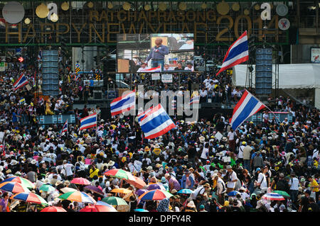 Bangkok, Thaïlande. 13 janvier, 2014. Des dizaines de milliers de manifestants anti-gouvernement Thaïlandais vagues drapeaux et bloquer l'intersection Ratchaprasong en centre-ville de Bangkok. Dans une tentative d'arrêt de Bangkok, des dizaines de milliers de manifestants sont descendus dans la rue pour réclamer la démission du Premier Ministre thaïlandais Yingluck Shinawatra. 'SHUTDOWN' Bangkok est organisée par le Comité de réforme démocratique du peuple (PDRC). Credit : Kraig Lieb / Alamy Live News Banque D'Images