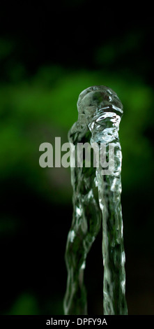 Filet de l'eau de la fontaine dans le soleil Banque D'Images