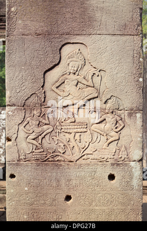 La danse Apsaras bas-relief du Bayon, Angkor Thom, Siem Reap, Cambodge Banque D'Images