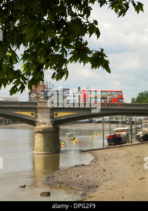 Un bus qui va de Londres à travers Battersea Bridge à Chelsea Embankment, London, UK. Banque D'Images
