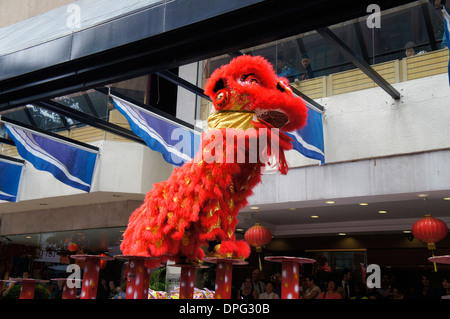 La performance de danse du lion sur pilotis Banque D'Images