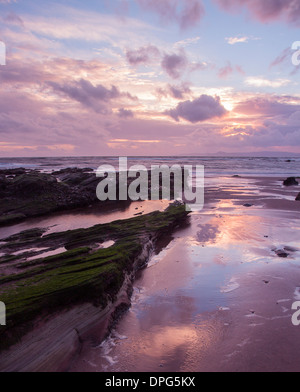 Le soleil se couche sur une journée de décembre sur la Breezy belle côte d'Ayrshire Banque D'Images