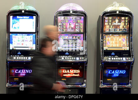 Düsseldorf, Allemagne. 14Th Jan, 2014. Les visiteurs regarder machines de jeu à l'IMA 2014 machine de jeu juste à Duesseldorf, Allemagne, le 14 janvier 2014. Aujourd'hui la direction générale examine la situation actuelle du marché du jeu. Photo : Federico Gambarini/dpa/Alamy Live News Banque D'Images