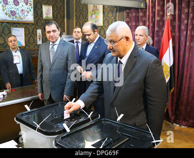 Le Caire, Égypte. 14 janvier 2014. Le Président par intérim adly mansour jette son vote au référendum qui décidera du sort de la constitution nouvellement rédigées. (Egypte) Photo de la présidence : crédit barry iverson/Alamy live news Banque D'Images