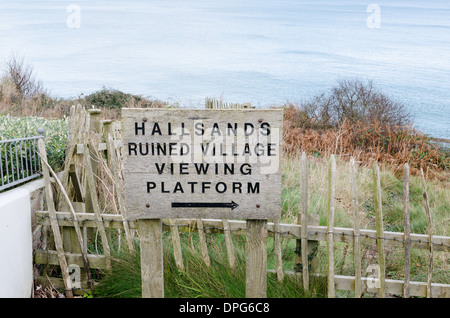 Panneau en bois en direction de la plate-forme d'observation pour Hallsands village en ruines dans le Devon Banque D'Images