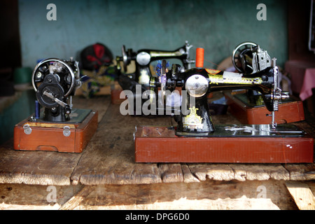 Boutique de tailleur à Accra, au Ghana, avec des machines à coudre à l'ancienne Banque D'Images