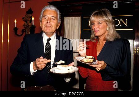 Mar. 28, 2006 - New York, New York, États-Unis - ***EXCLUSIVITÉ***.LINDA EVANS ET JOHN FORSYTHE. - LINDAEVANSRETRO(Credit Image : © Judie Burstein/Photos/ZUMAPRESS.com) Globe Banque D'Images