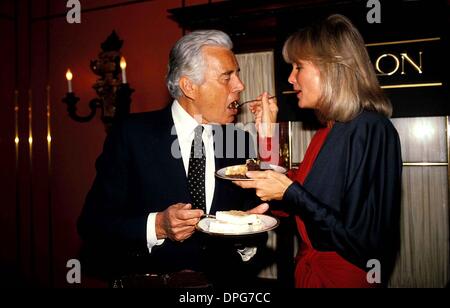 Mar. 28, 2006 - New York, New York, États-Unis - ***EXCLUSIVITÉ***.LINDA EVANS ET JOHN FORSYTHE. - LINDAEVANSRETRO(Credit Image : © Judie Burstein/Photos/ZUMAPRESS.com) Globe Banque D'Images