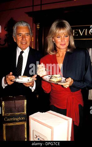 Mar. 28, 2006 - New York, New York, États-Unis - ***EXCLUSIVITÉ***.LINDA EVANS ET JOHN FORSYTHE.Célébrer la réussite. Parfum - LINDAEVANSRETRO(Credit Image : © Judie Burstein/Photos/ZUMAPRESS.com) Globe Banque D'Images