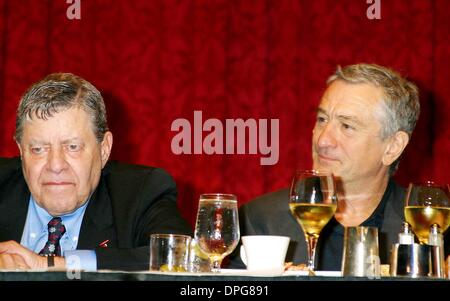 8 juin 2006 - New York, New York, États-Unis - K48262JBU.FRIARS CLUB À JERRY LEWIS RÔTI à L'HÔTEL HILTON, NEW YORK New York 06-09-2006. - JERRY LEWIS ROBERT DE NIRO(Image Crédit : © Judie Burstein/Photos/ZUMAPRESS.com) Globe Banque D'Images