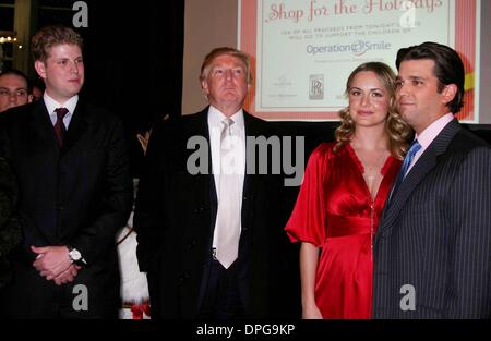 11 déc., 2006 - New York, New York, États-Unis - K51045JBU.TRUMP MAG ET LA FAO Schwarz L'HÔTE D'UNE CÉLÉBRATION D'ANNIVERSAIRE POUR VANESSA & DON TRUMP, JR POUR APPUYER L'OPÉRATION SOURIRE À FAO SCHWARZ , NEW YORK New York 12-11-2006. - DONALD TRUMP  VANESSA HAYDON ERIC TRUMP(Image Crédit : © Judie Burstein/Photos/ZUMAPRESS.com) Globe Banque D'Images