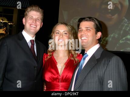 11 déc., 2006 - New York, New York, États-Unis - K51045JBU.TRUMP MAG ET LA FAO Schwarz L'HÔTE D'UNE CÉLÉBRATION D'ANNIVERSAIRE POUR VANESSA & DON TRUMP, JR POUR APPUYER L'OPÉRATION SOURIRE À FAO SCHWARZ , NEW YORK New York 12-11-2006. - DONALD TRUMP  VANESSA HAYDON ERIC TRUMP(Image Crédit : © Judie Burstein/Photos/ZUMAPRESS.com) Globe Banque D'Images