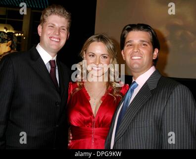 11 déc., 2006 - New York, New York, États-Unis - K51045JBU.TRUMP MAG ET LA FAO Schwarz L'HÔTE D'UNE CÉLÉBRATION D'ANNIVERSAIRE POUR VANESSA & DON TRUMP, JR POUR APPUYER L'OPÉRATION SOURIRE À FAO SCHWARZ , NEW YORK New York 12-11-2006. - DONALD TRUMP  VANESSA HAYDON ERIC TRUMP(Image Crédit : © Judie Burstein/Photos/ZUMAPRESS.com) Globe Banque D'Images