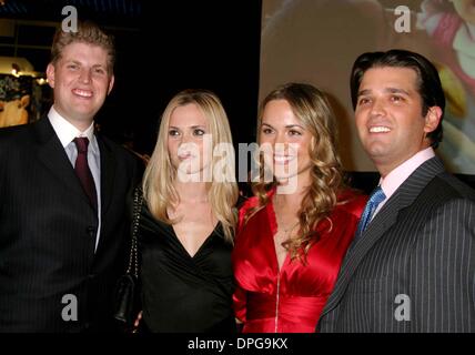 11 déc., 2006 - New York, New York, États-Unis - K51045JBU.TRUMP MAG ET LA FAO Schwarz L'HÔTE D'UNE CÉLÉBRATION D'ANNIVERSAIRE POUR VANESSA & DON TRUMP, JR POUR APPUYER L'OPÉRATION SOURIRE À FAO SCHWARZ , NEW YORK New York 12-11-2006. - DONALD TRUMP  VANESSA HAYDON ERIC TRUMP(Image Crédit : © Judie Burstein/Photos/ZUMAPRESS.com) Globe Banque D'Images