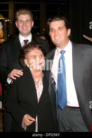 11 déc., 2006 - New York, New York, États-Unis - K51045JBU.TRUMP MAG ET LA FAO Schwarz L'HÔTE D'UNE CÉLÉBRATION D'ANNIVERSAIRE POUR VANESSA & DON TRUMP, JR POUR APPUYER L'OPÉRATION SOURIRE À FAO SCHWARZ , NEW YORK New York 12-11-2006. - DONALD TRUMP  VANESSA HAYDON ERIC TRUMP ET IVANAS MAMAN BAMBI(Image Crédit : © Judie Burstein/Photos/ZUMAPRESS.com) Globe Banque D'Images