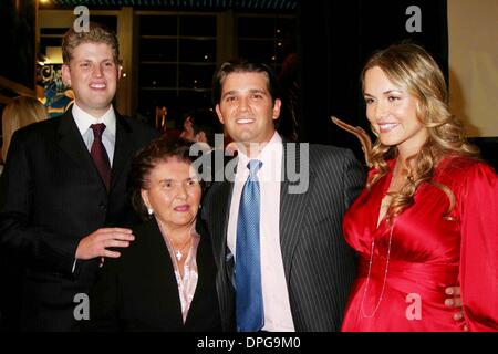 11 déc., 2006 - New York, New York, États-Unis - K51045JBU.TRUMP MAG ET LA FAO Schwarz L'HÔTE D'UNE CÉLÉBRATION D'ANNIVERSAIRE POUR VANESSA & DON TRUMP, JR POUR APPUYER L'OPÉRATION SOURIRE À FAO SCHWARZ , NEW YORK New York 12-11-2006. - DONALD TRUMP  VANESSA HAYDON ERIC TRUMP ET IVANAS MAMAN BAMBI(Image Crédit : © Judie Burstein/Photos/ZUMAPRESS.com) Globe Banque D'Images