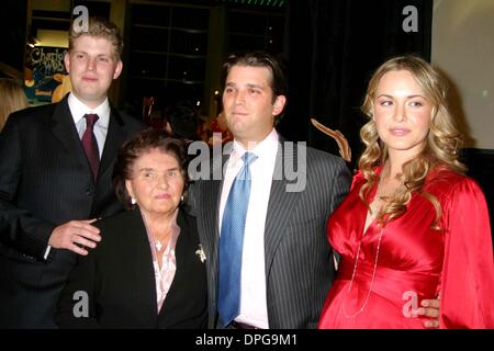 11 déc., 2006 - New York, New York, États-Unis - K51045JBU.TRUMP MAG ET LA FAO Schwarz L'HÔTE D'UNE CÉLÉBRATION D'ANNIVERSAIRE POUR VANESSA & DON TRUMP, JR POUR APPUYER L'OPÉRATION SOURIRE À FAO SCHWARZ , NEW YORK New York 12-11-2006. - DONALD TRUMP  VANESSA HAYDON ERIC TRUMP ET IVANAS MAMAN BAMBI(Image Crédit : © Judie Burstein/Photos/ZUMAPRESS.com) Globe Banque D'Images