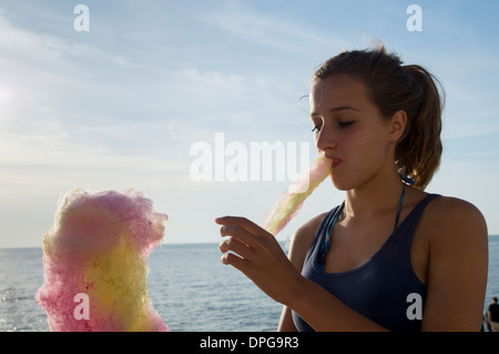 Enfants fille adolescente candyfloss Banque D'Images