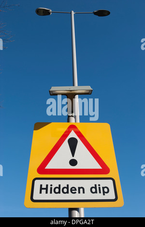 La signalisation routière indiquant un dip cachés et souligné par un point d'exclamation Banque D'Images