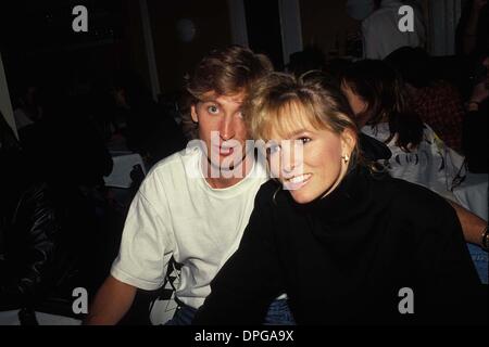 14 février 2006 - New York, New York, États-Unis - WAYNE GRETZKY AVEC JANET JONES 05-1989.# 15477.Crédit par crédit (Image : © Judie Burstein/Photos/ZUMAPRESS.com) Globe Banque D'Images