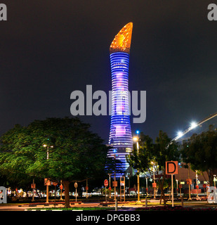 Le flambeau dans la nuit, en ce moment le plus haut bâtiment de Doha, Qatar Banque D'Images