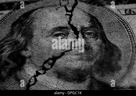 Plusieurs Dollars Américain déchiré ou coupé en deux, symbolisant la destruction de l'économie Banque D'Images