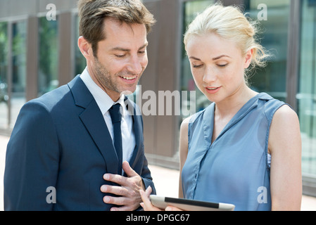 Agent immobilier à l'aide de tablette numérique pour montrer à l'acheteur potentiel de la propriété Banque D'Images