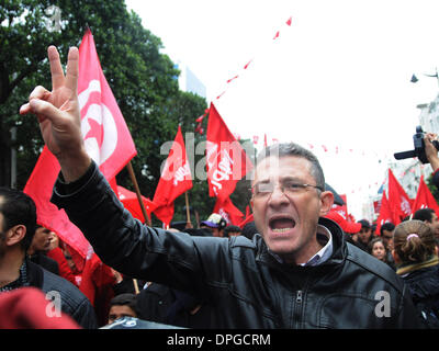 Tunis, Tunisie. 14Th Jan, 2014. Les tunisiens prennent part à une manifestation marquant le troisième anniversaire de l'éviction de l'ancien président Zine Al Abidine Ben Ali, à Tunis, Tunisie, le 14 janvier, 2014. Le 14 janvier 2011, Ben Ali a fui vers l'Arabie saoudite après près d'un mois de manifestations populaires contre son régime. Credit : Adher/Xinhua/Alamy Live News Banque D'Images