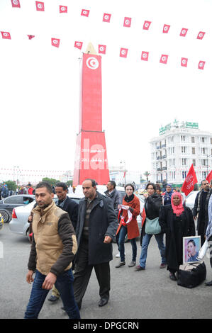 Tunis, Tunisie. 14Th Jan, 2014. Les tunisiens prennent part à une manifestation marquant le troisième anniversaire de l'éviction de l'ancien président Zine Al Abidine Ben Ali, à Tunis, Tunisie, le 14 janvier, 2014. Le 14 janvier 2011, Ben Ali a fui vers l'Arabie saoudite après près d'un mois de manifestations populaires contre son régime. Credit : Adher/Xinhua/Alamy Live News Banque D'Images