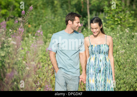 Couple on marche dans la campagne Banque D'Images