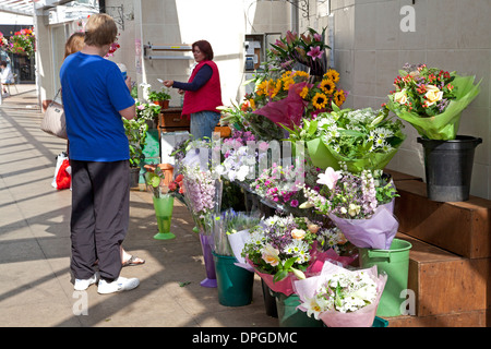 Flower stall dans la Forge centre commercial, Stockton Heath, Cheshire Banque D'Images