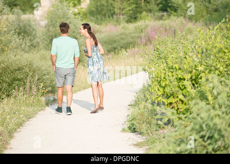 Couple ensemble sur promenade à travers park Banque D'Images