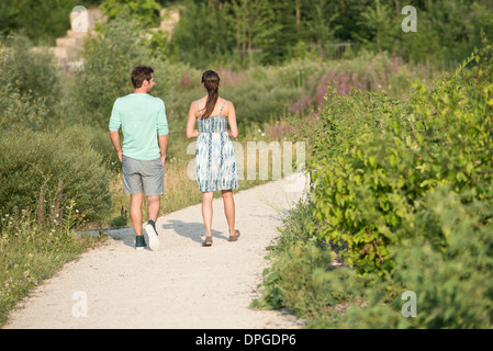 Couple ensemble sur promenade dans parc, vue arrière Banque D'Images