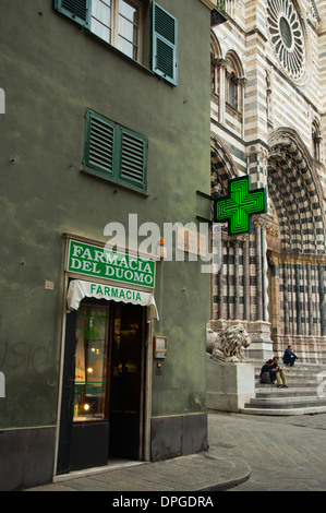 Pharmacie à côté de la cathédrale de la Piazza San Lorenzo square vieille ville Gênes Ligurie Italie Europe Banque D'Images