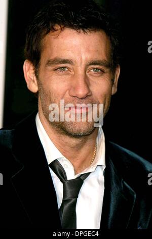 Mar. 21, 2006 - New York, New York, États-Unis - Arrivées TAPIS ROUGE POUR LA PREMIÈRE DE L'INTÉRIEUR DE L'HOMME.Ziegfeld Theatre 03-20-2006. 2006..CLIVE OWEN...K47263RM(Image Crédit : © Rick Mackler/Photos/ZUMAPRESS.com) Globe Banque D'Images