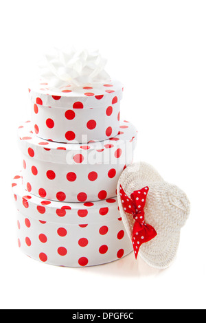 Trois cadeaux repéré sur un tas de paille chapeau blanc sur fond blanc Banque D'Images