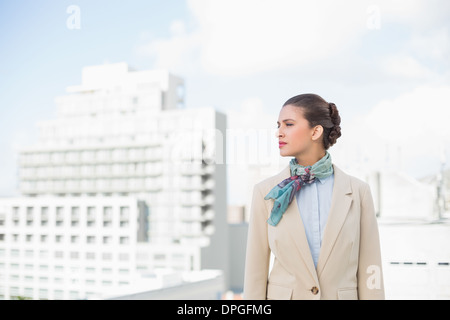 Smart réfléchie brown haired businesswoman looking away Banque D'Images