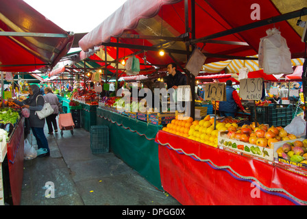 Piazza della Repubbllica marché alimentaire place Turin Piémont Italie Europe Banque D'Images