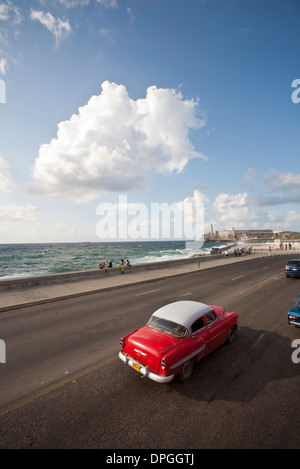 Vintage car la conduite vers Morrow Castle, La Havane, Cuba Banque D'Images