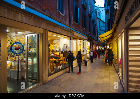 Calle degli Specchieri shopping lane quartier de San Marco Venise la Vénétie Italie Europe Banque D'Images