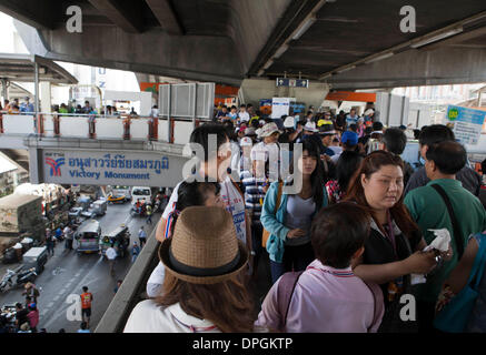 Bangkok, Thaïlande. 13 Jan, 2014. Des manifestants anti-gouvernementaux occupent BTS Victory Monument au cours de la première journée d'une manifestation de masse le 13 janvier 2014 à Bangkok, Thaïlande. La peur de la violence et l'instabilité que l'des manifestants anti-gouvernement aller de l'avant dans une tentative d'arrêter Bangkok en bloquant les intersections majeures au coeur de la ville dans leur campagne en cours pour faire tomber le gouvernement du premier ministre Yingluck Shinawatra. Credit : Remote-software/Alamy Live News Banque D'Images