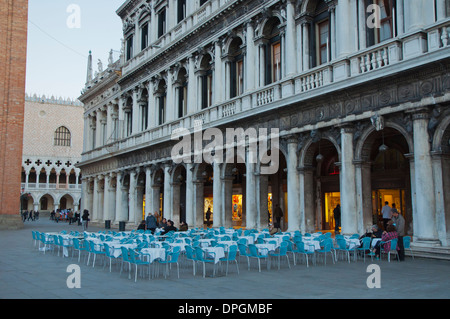 Caffe Florian extérieur café Piazza San Marco la place Saint Marc Venise la Vénétie Italie Europe Banque D'Images