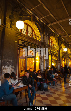 Caffe Florian extérieur café Piazza San Marco la place Saint Marc Venise la Vénétie Italie Europe Banque D'Images